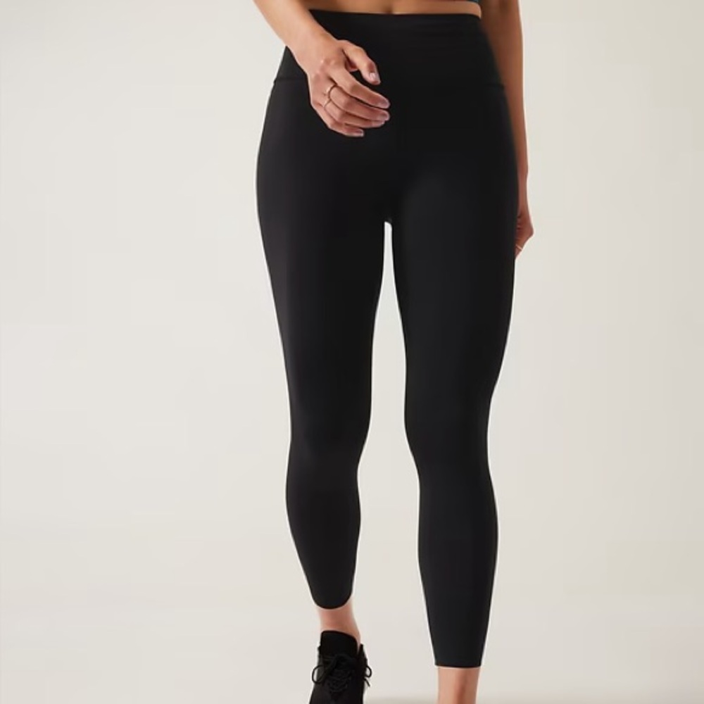 ATHLETA Accelerate 7/8 tight in black